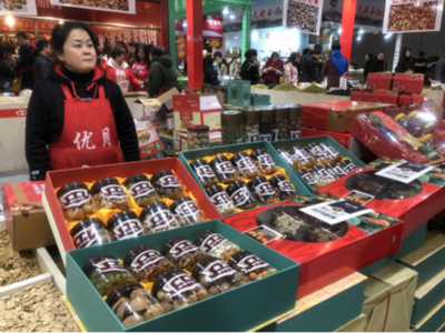 土味兒洋味兒齊上陣，年貨節休閑食品銷售井噴